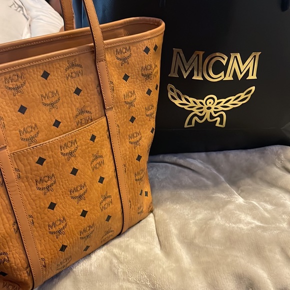 MCM SHOPPER SOLD - Picture 4 of 14